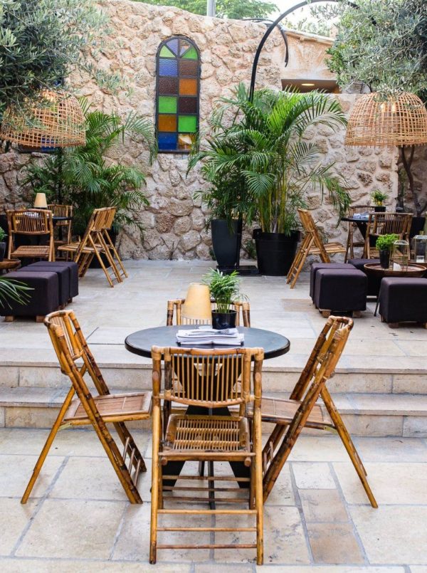 חצר עם ריהוט מושכר